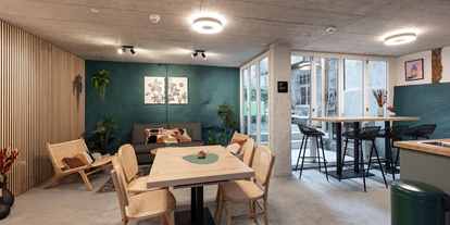 Hundehotel - Fislisbach - Unser Aufenthaltsraum ladet zum Innehalten ein, unsere Spielecke zum spielen und unser Esstisch zum essen und trinken.
Wasser, Tee und Kaffee stehen kostenlos zur Verfügung.
WLAN im ganzen Gebäude.
 - Ambrosia Hüsli
