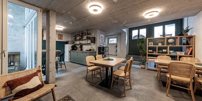Hundehotel - Fislisbach - 
Unser Aufenthaltsraum ladet zum Innehalten ein, unsere Spielecke zum spielen und unser Esstisch zum essen und trinken.
Wasser, Tee und Kaffee stehen kostenlos zur Verfügung.
WLAN im ganzen Gebäude.
 - Ambrosia Hüsli