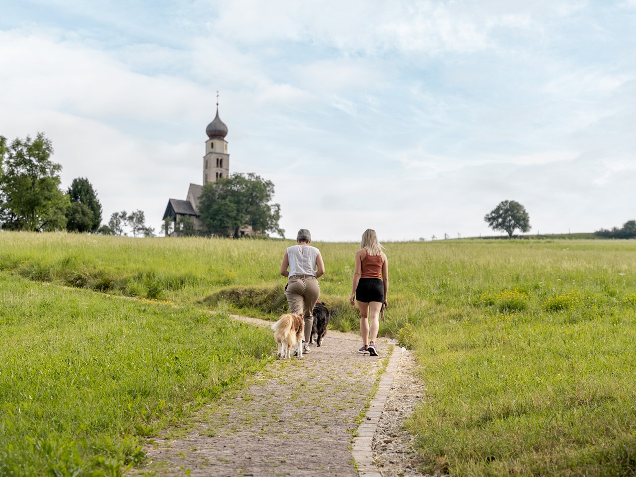Hotel Schwarzer Adler  Ausflüge mit Hund Kirchlein von St.Valentin