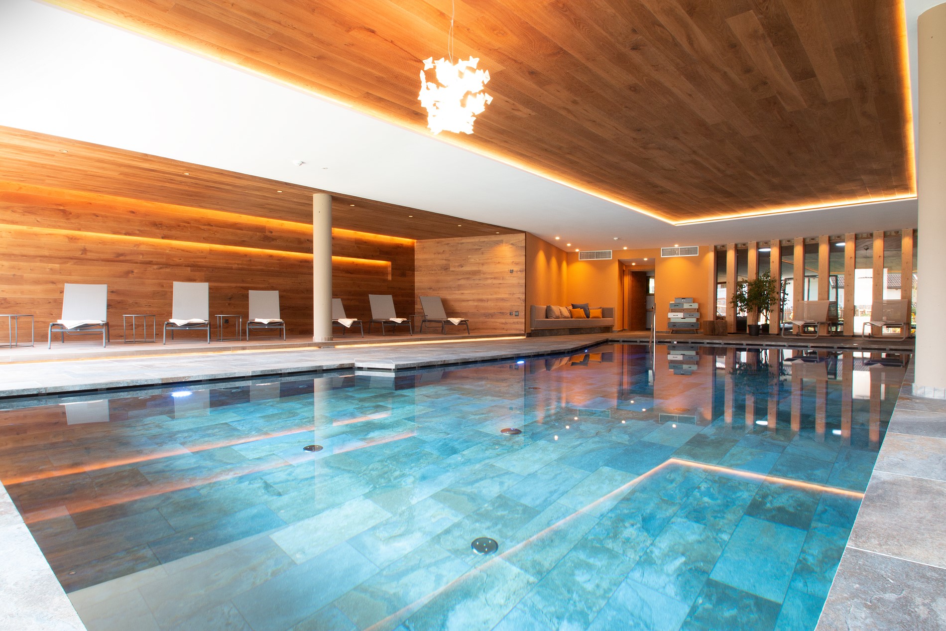 Urlaub-mit-Hund: Neues Hallenschwimmbad mit angrenzender Liegewiese - Hotel Schwarzer Adler  - Wasser | Wellness