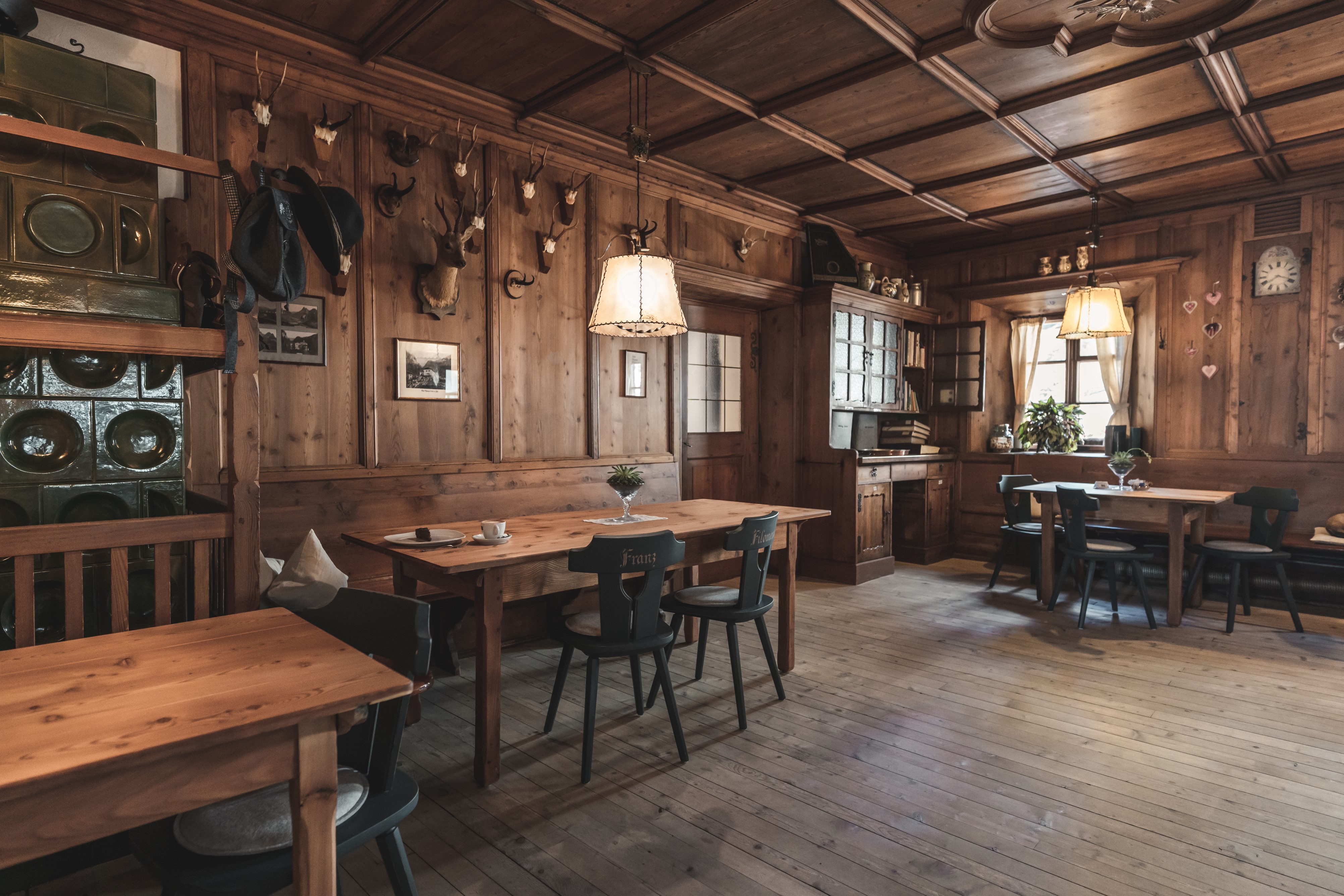 Urlaub-mit-Hund: Tiroler Stube für alle Gäste die Ihren Vierbeiner mit zu den Mahlzeiten nehmen möchten - Hotel Schwarzer Adler  - Essen | Trinken