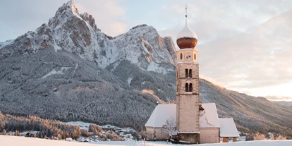 Hundehotel - Feldthurns - St. Valentin Kiche im Winter - Hotel Schwarzer Adler