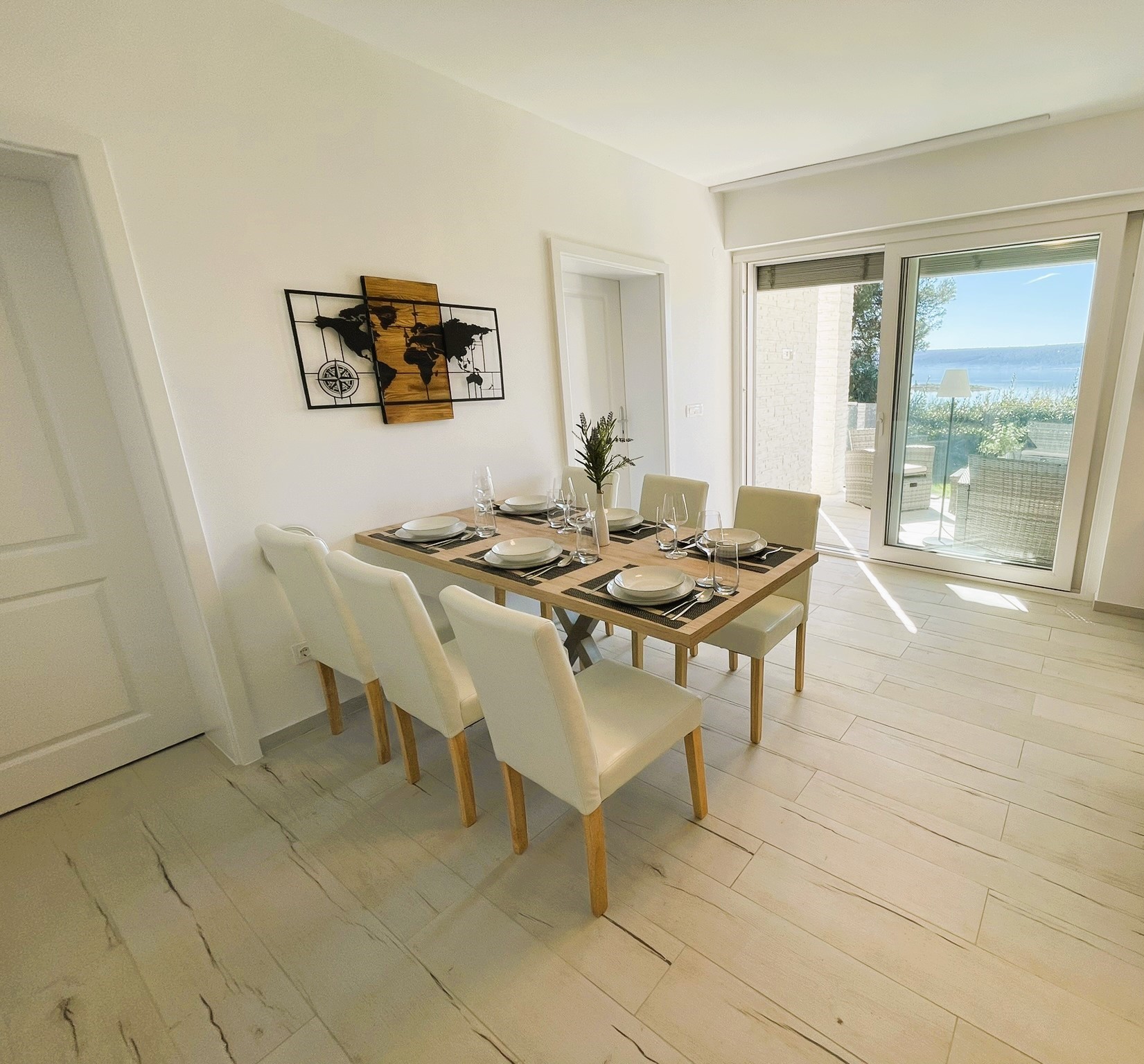 Hundehotel - Sitzplatz im Garten - Gemütlicher Essbereich mit herrlichem Meerblick - Villa Dobri Dupin