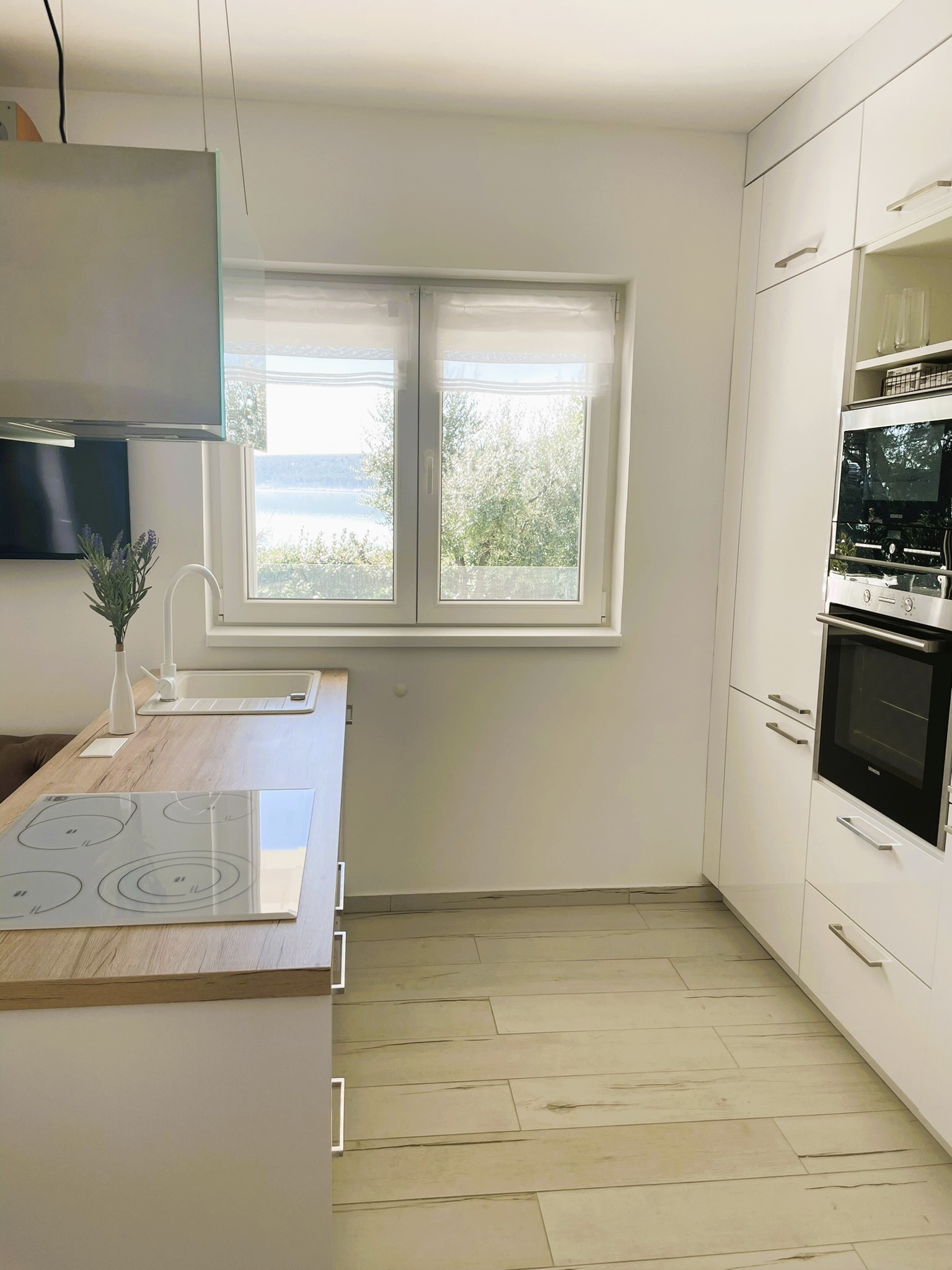 Hundehotel - Sitzplatz im Garten - Moderne und voll ausgestattete Küche mit Meerblick - Villa Dobri Dupin