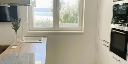Hundehotel - Sitzplatz im Garten - Zadar - Šibenik - Moderne und voll ausgestattete Küche mit Meerblick - Villa Dobri Dupin