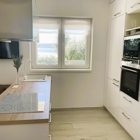 Ferienhaus mit Hund: Moderne und voll ausgestattete Küche mit Meerblick - Villa Dobri Dupin