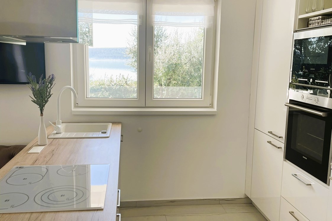 Ferienhaus mit Hund: Moderne und voll ausgestattete Küche mit Meerblick - Villa Dobri Dupin