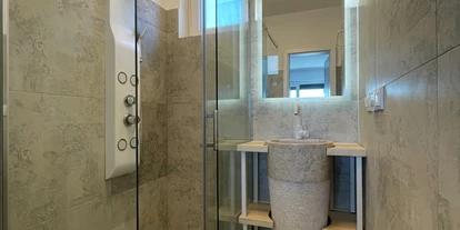Hundehotel - Sitzplatz im Garten - Zadar - Šibenik - Modernes Badezimmer mit Regendusche - Villa Dobri Dupin