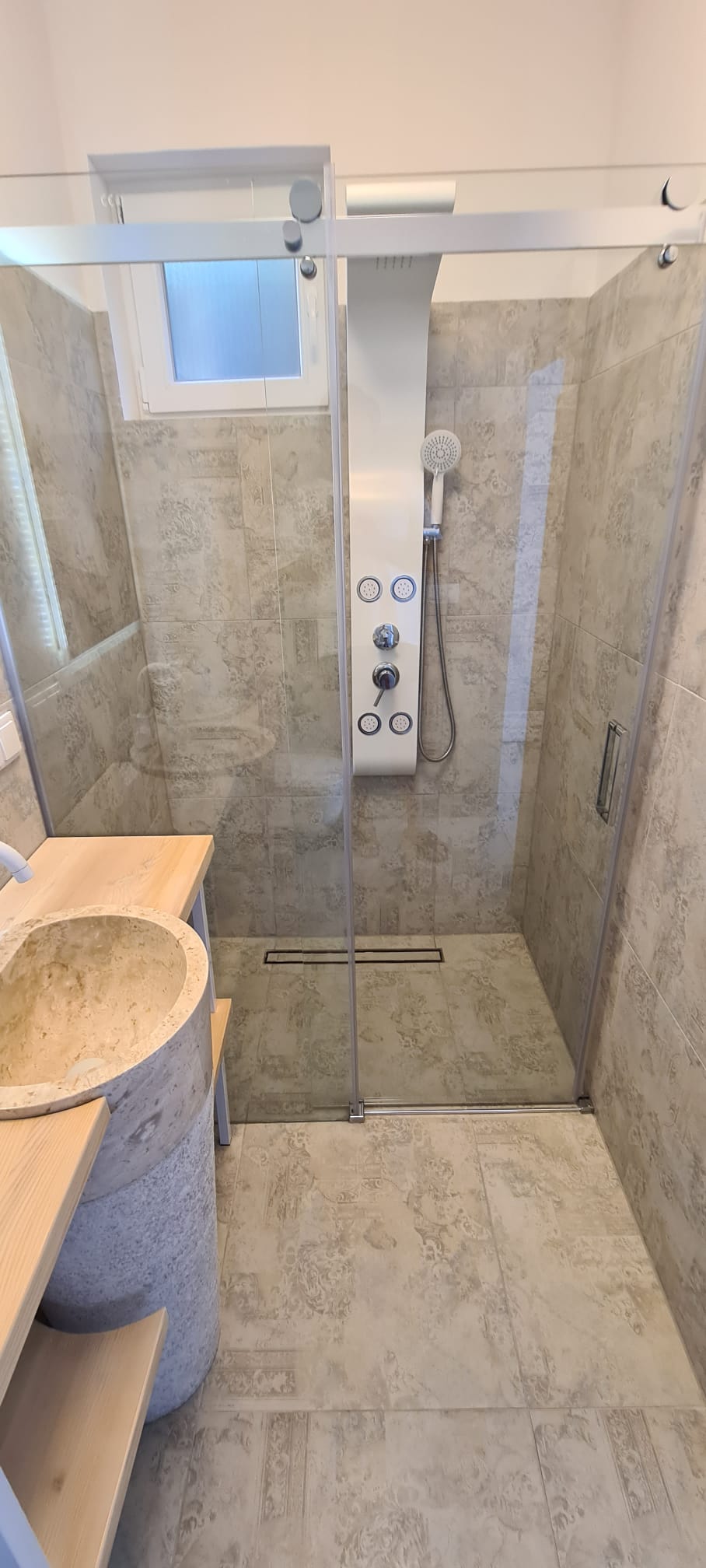 Ferienhaus mit Hund: Modernes Badezimmer mit Regendusche - Villa Dobri Dupin