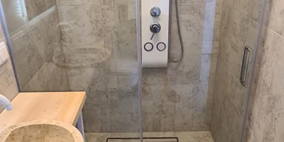 Hundehotel - Sitzplatz im Garten - Zadar - Šibenik - Modernes Badezimmer mit Regendusche - Villa Dobri Dupin