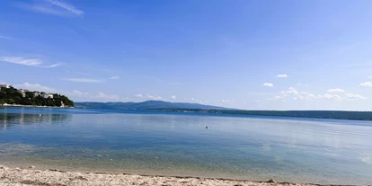 Hundehotel - Sitzplatz im Garten - Zadar - Šibenik - Kieselstrand mit kristallklarem Wasser - Villa Dobri Dupin