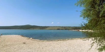 Hundehotel - Sitzplatz im Garten - Zadar - Šibenik - Kieselstrand mit kristallklarem Wasser - Villa Dobri Dupin