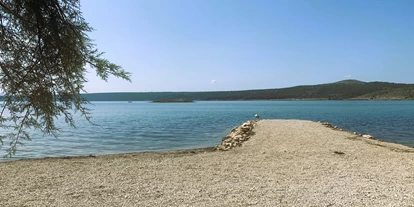 Hundehotel - Sitzplatz im Garten - Zadar - Šibenik - Kieselstrand mit kristallklarem Wasser - Villa Dobri Dupin