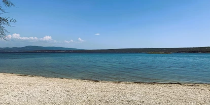 Hundehotel - Sitzplatz im Garten - Zadar - Šibenik - Kieselstrand mit kristallklarem Wasser - Villa Dobri Dupin