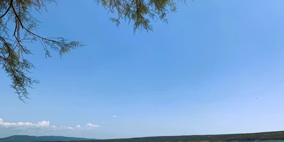 Hundehotel - Sitzplatz im Garten - Zadar - Šibenik - Kieselstrand mit kristallklarem Wasser - Villa Dobri Dupin