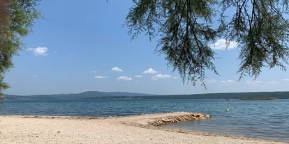 Hundehotel - Sitzplatz im Garten - Zadar - Šibenik - Kieselstrand mit kristallklarem Wasser - Villa Dobri Dupin