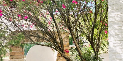 Hundehotel - Sitzplatz im Garten - Zadar - Šibenik - Komplett eingezäunter mediterraner Garten - Villa Dobri Dupin