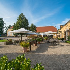 Ferienhaus mit Hund: Gutshof mit Restaurant "Alter Stall", Leinenladen und Hofladen - Schloss Lomnitz / Pałac Łomnica
