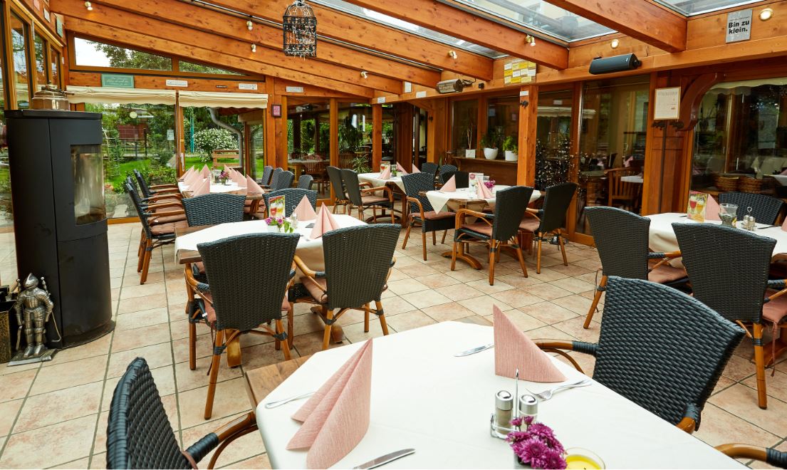 Urlaub-mit-Hund: Glaswintergarten - Hotel Am Eifelsteig - Essen | Trinken