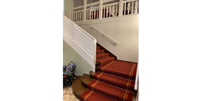 Hundehotel - WLAN - Jahnsdorf/Erzgebirge - Lobby-Treppe - Berggasthof & Hotel Neues Haus Oberwiesenthal