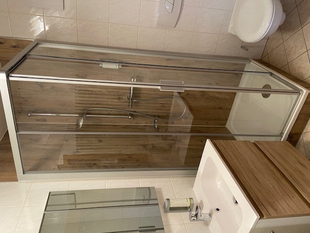 Urlaub-mit-Hund: Dusche/WC im Doppelzimmer - Berggasthof & Hotel Neues Haus Oberwiesenthal