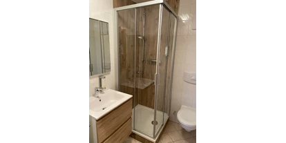 Hundehotel - WLAN - Jahnsdorf/Erzgebirge - Dusche/WC im Doppelzimmer - Berggasthof & Hotel Neues Haus Oberwiesenthal