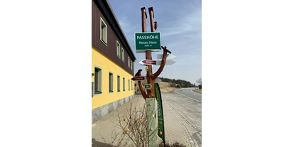Hundehotel - WLAN - Jahnsdorf/Erzgebirge - Wegweiser - Berggasthof & Hotel Neues Haus Oberwiesenthal