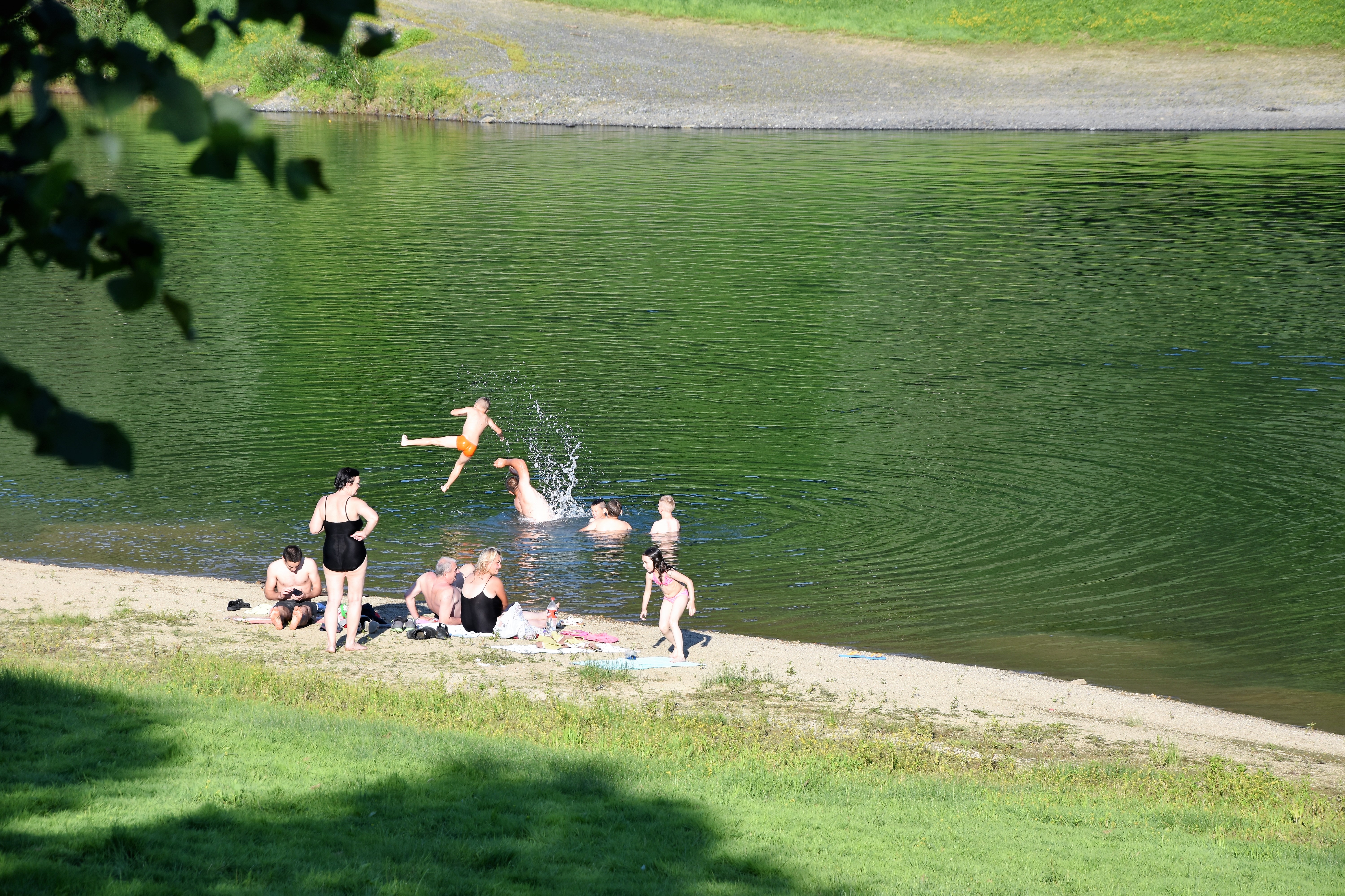 Ferienhaus mit Hund: plaža u selu, udaljena od kuće 2000 m. Ima hladovine, postepen je ulaz u vodu, možete se kupati s psima - Vikendica Bobica