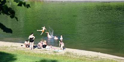 Hundehotel - Badewanne und Dusche - plaža u selu, udaljena od kuće 2000 m. Ima hladovine, postepen je ulaz u vodu, možete se kupati s psima - Vikendica Bobica