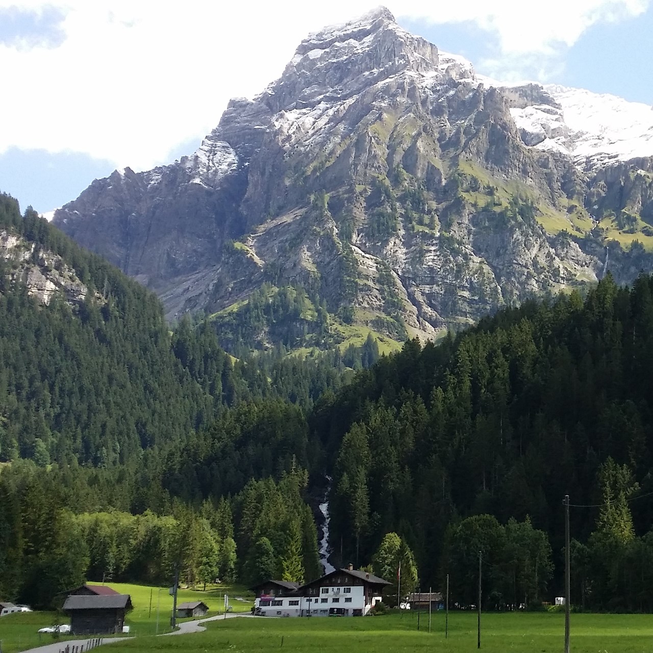 Digital Detox Hotel & Restaurant Simmenfälle  Ausflüge mit Hund Simmenfälle Flusspaziergang nach Lenk