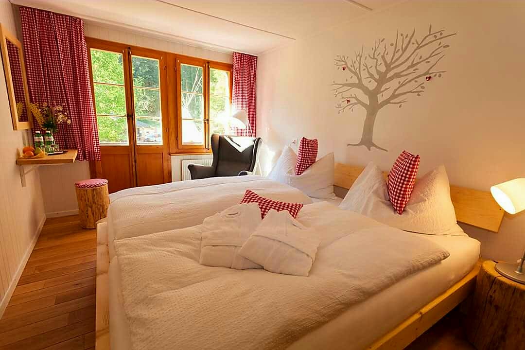 Digital Detox Hotel & Restaurant Simmenfälle  Zimmerkategorien Doppelzimmer mit Balkon