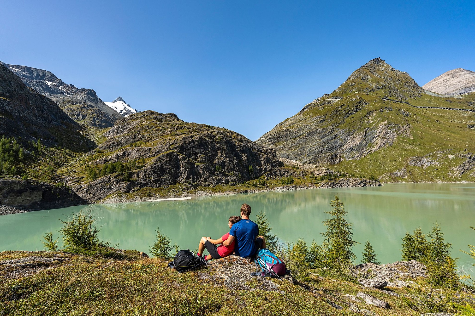 Hundehotel - Sitzplatz im Garten - Zahlreiche Bergseen laden zum Rasten und Erfrischen ein. Hier der Margariten-See beim Großglockner - Almchalet Goldbergleiten | Romantische Berghütte - traumhafte Sonnenlage im Nationalpark Hohe Tauern