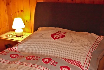 Ferienhaus mit Hund: In schönen Betten schläft es sich gleich besser - Almchalet Goldbergleiten | Romantische Berghütte - traumhafte Sonnenlage im Nationalpark Hohe Tauern
