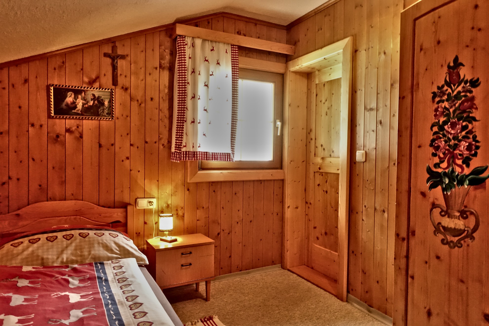 Ferienhaus mit Hund: Originale Holzvertäfelung schafft Hütten-Feeling - Almchalet Goldbergleiten | Romantische Berghütte - traumhafte Sonnenlage im Nationalpark Hohe Tauern