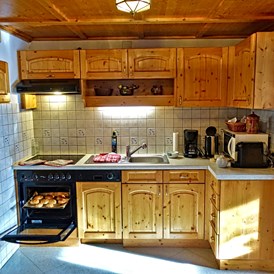 Ferienhaus mit Hund: Perfekt ausgestattete Landhausküche - Almchalet Goldbergleiten | Romantische Berghütte - traumhafte Sonnenlage im Nationalpark Hohe Tauern