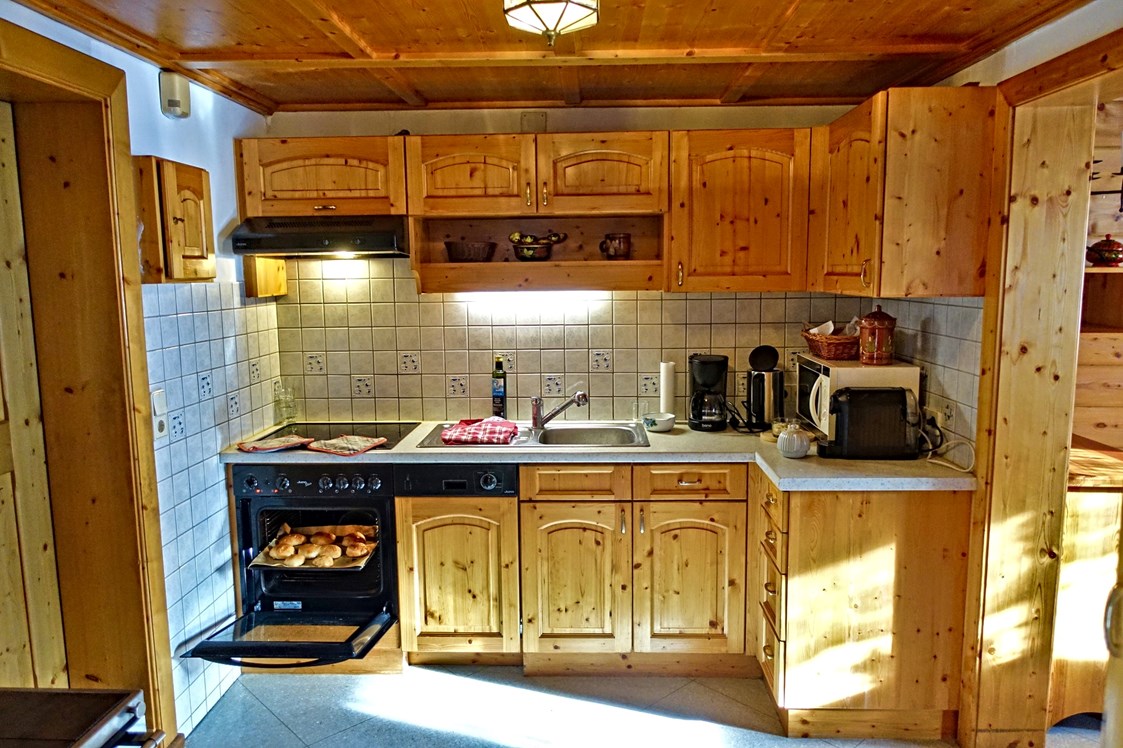 Ferienhaus mit Hund: Perfekt ausgestattete Landhausküche - Almchalet Goldbergleiten | Romantische Berghütte - traumhafte Sonnenlage im Nationalpark Hohe Tauern