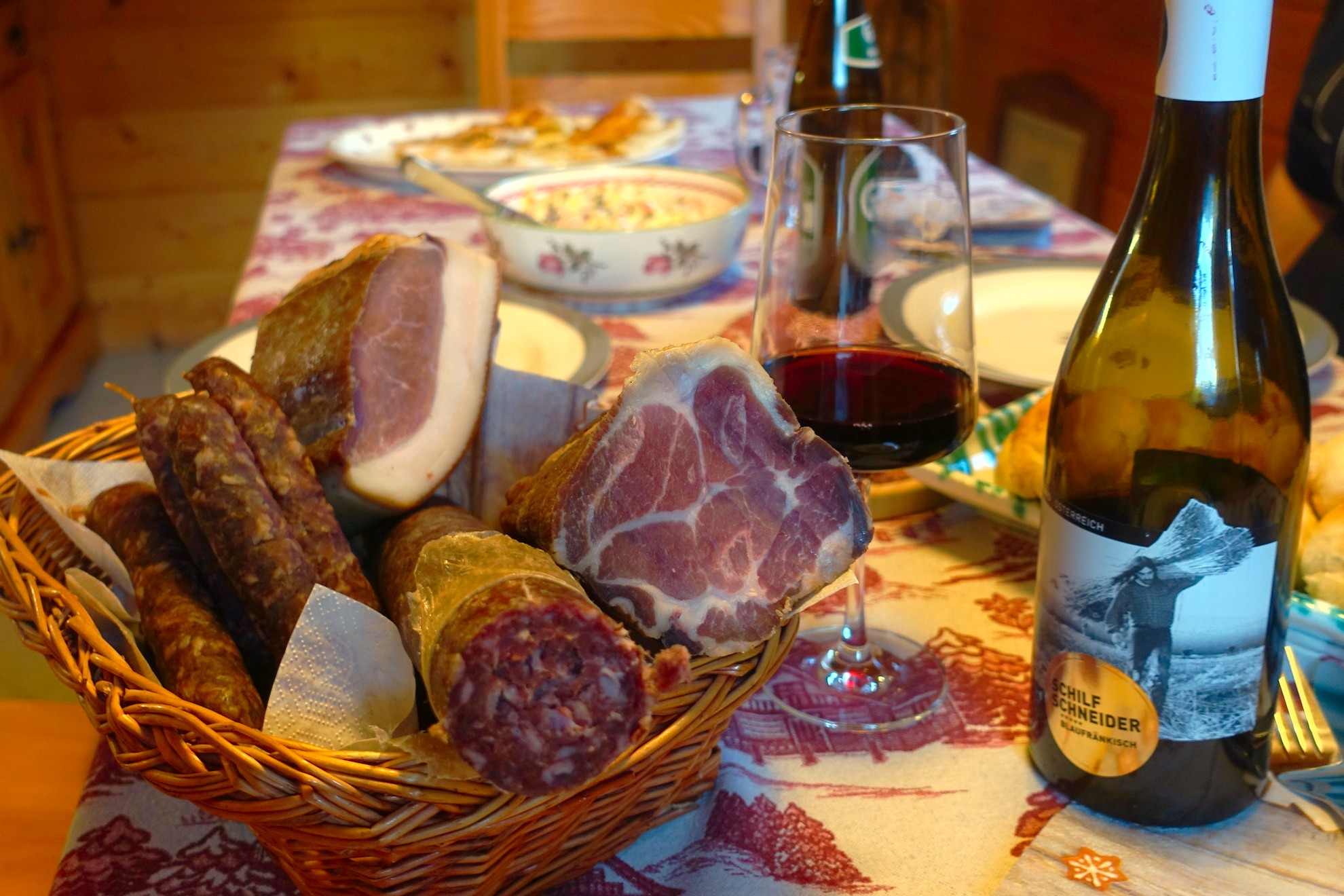 Ferienhaus mit Hund: Echte Almkost: Speck, Wurst und Käse vom Nachbarn - Almchalet Goldbergleiten | Romantische Berghütte - traumhafte Sonnenlage im Nationalpark Hohe Tauern