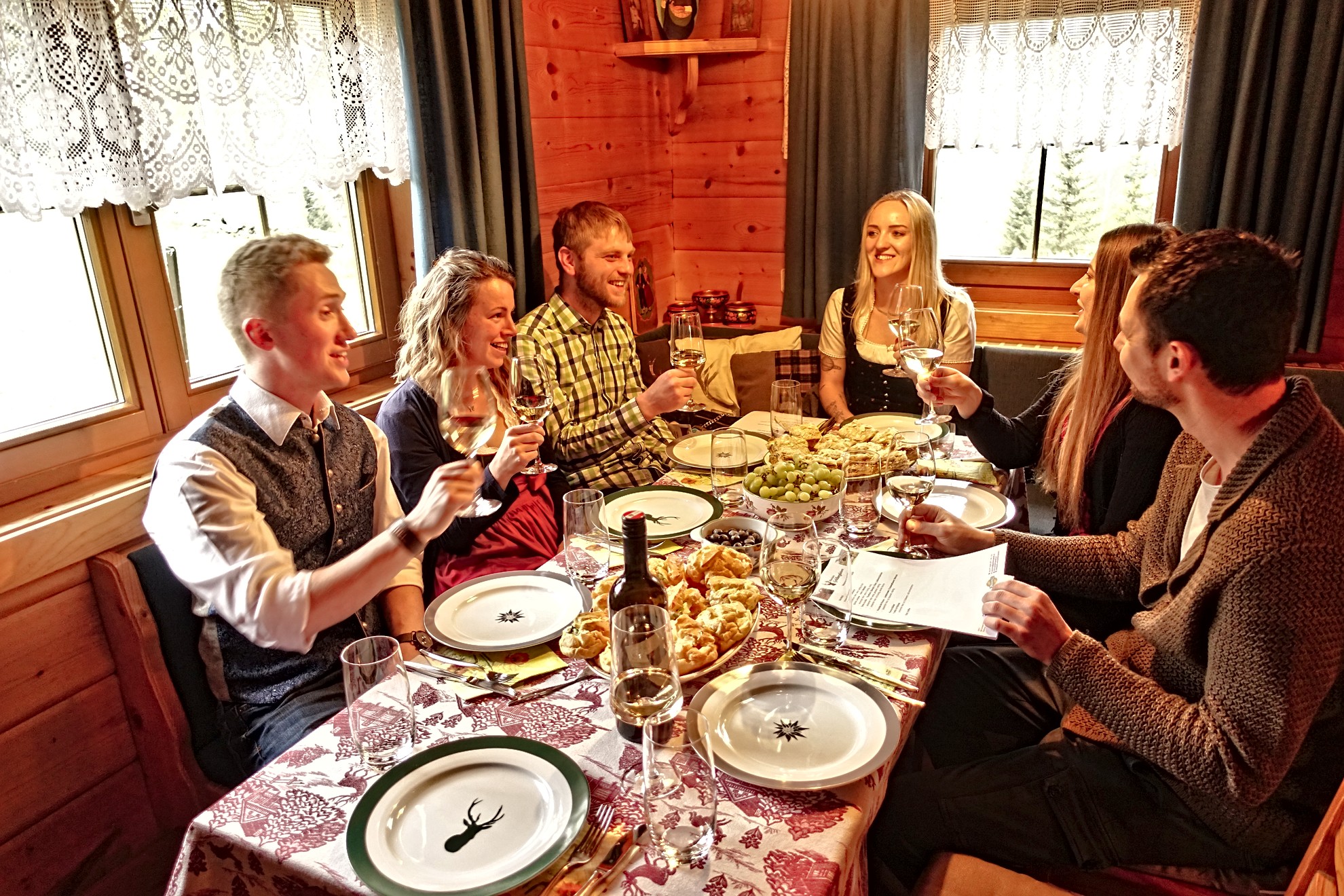 Hundehotel - Sitzplatz im Garten - Die alte Bauernstube ist das gemütliche Zentrum des Hauses - Almchalet Goldbergleiten | Romantische Berghütte - traumhafte Sonnenlage im Nationalpark Hohe Tauern