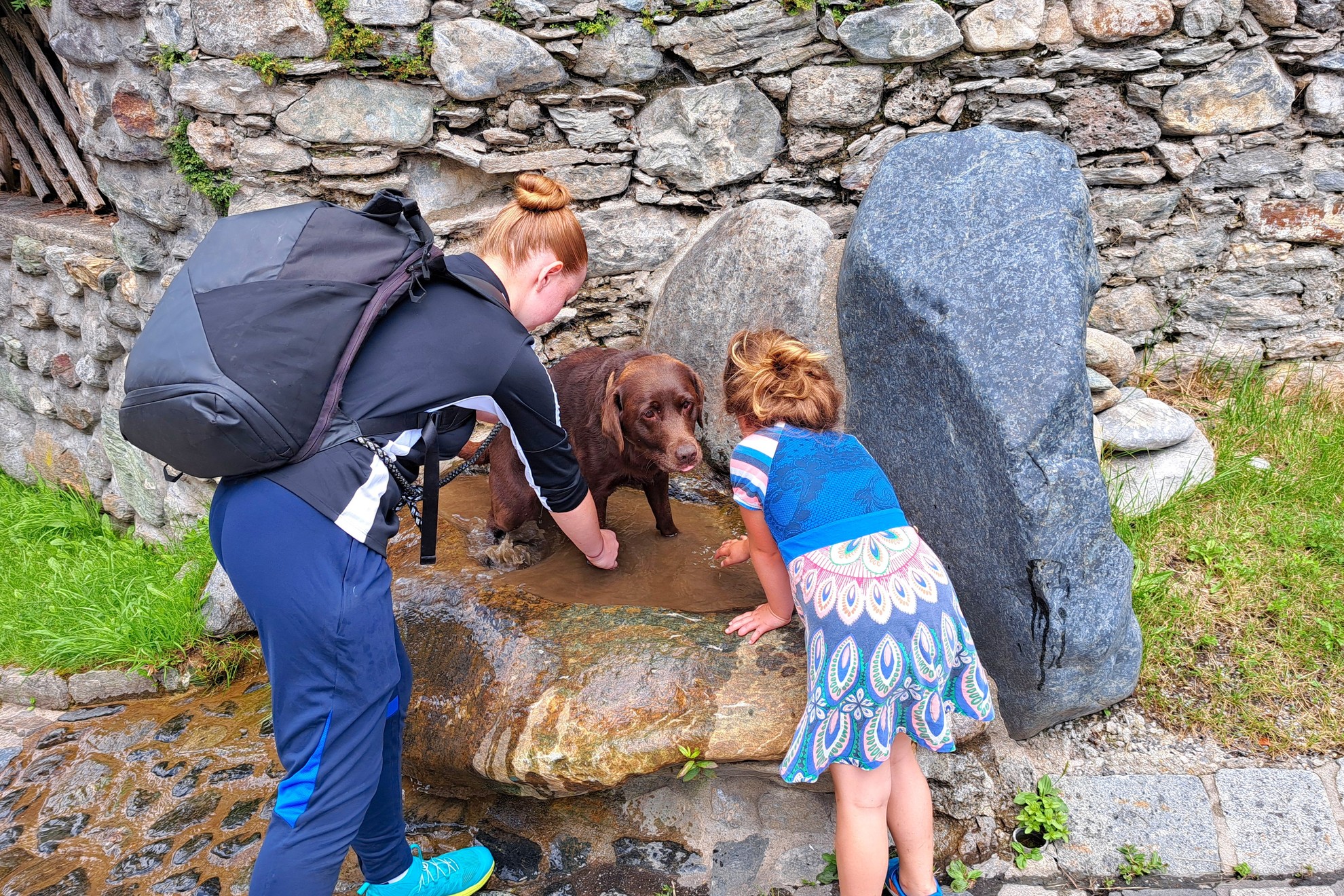 Ferienhaus mit Hund: Badespaß am Dorfbrunnen in Döllach - Almchalet Goldbergleiten | Romantische Berghütte - traumhafte Sonnenlage im Nationalpark Hohe Tauern