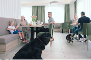 Urlaub-mit-Hund: Das Frühstück ist im Landhaus Bad Gleichenberg inklusive und Hunde dürfen ebenfalls mit - Landhaus Bad Gleichenberg