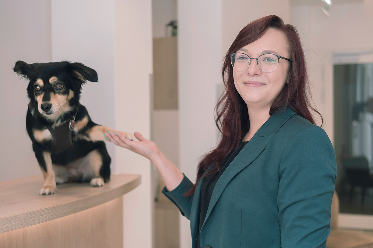 Urlaub-mit-Hund: Hausleiterin Linda Knoll und ihre Hündin Ajda freuen sich. - Landhaus Bad Gleichenberg