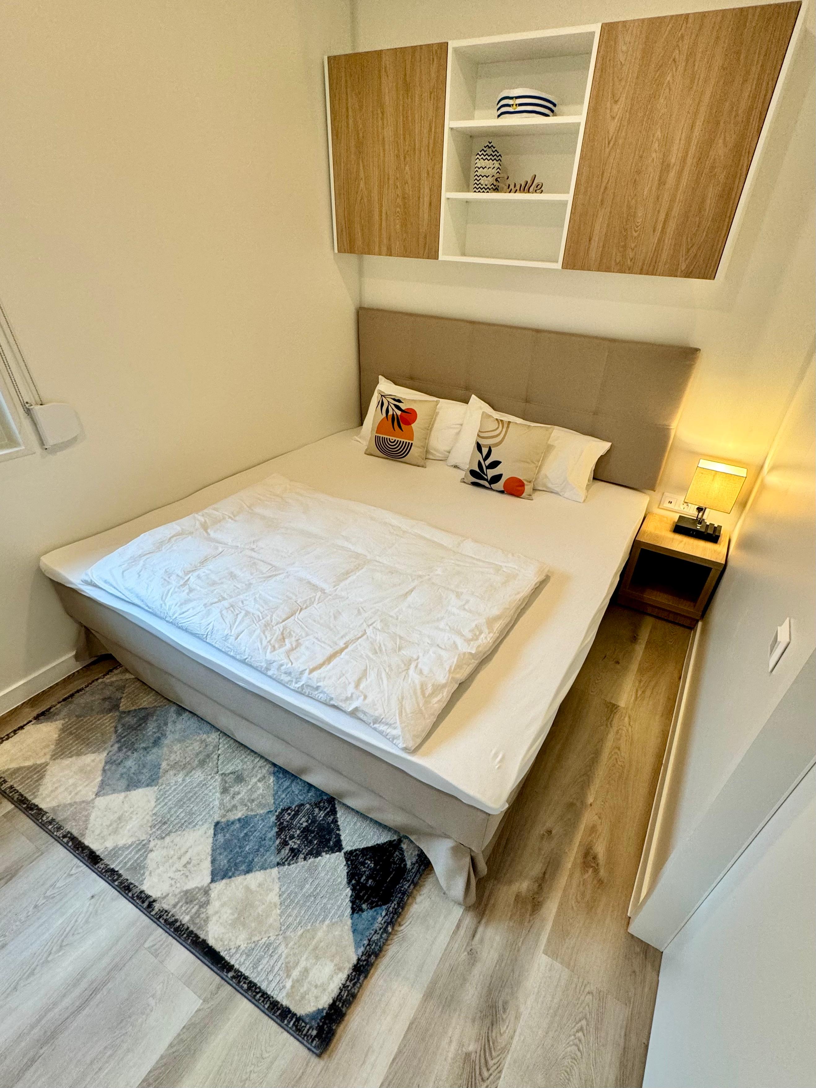 Hundehotel - Sitzplatz im Garten - Im Schlafzimmer 1 befindet sich ein Kingsize Bett (180cm), ein Arbeitsplatz sowie große Schränke. Darin findest du auch einen Staubsauger, Wäscheständer sowie Bügeleisen und Bügelbrett. - Blue Flamingo Lake Lodge 