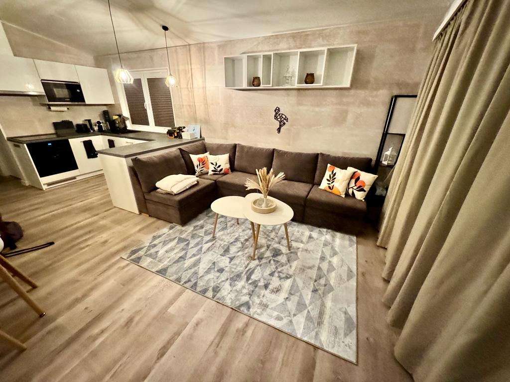 Hundehotel - Sitzplatz im Garten - Unsere ausziehbare Schlafcouch bietet tagsüber gemütliche Sitzgelegenheit und verwandelt sich nachts in ein komfortables Bett für erholsamen Schlaf. Stilvoll und funktional für deinen Aufenthalt. - Blue Flamingo Lake Lodge 