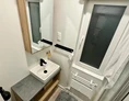 Ferienhaus mit Hund: Im Badezimmer befinden sich ein Spiegelschrank, Fön und ein Heizkörper für Handtücher. - Blue Flamingo Lake Lodge 