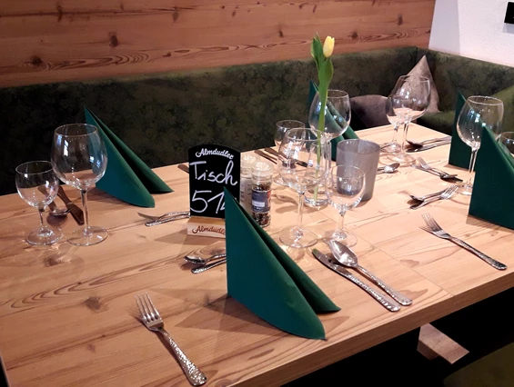 Urlaub-mit-Hund: Restauranttisch im Stüberl - Seehotel Moldan