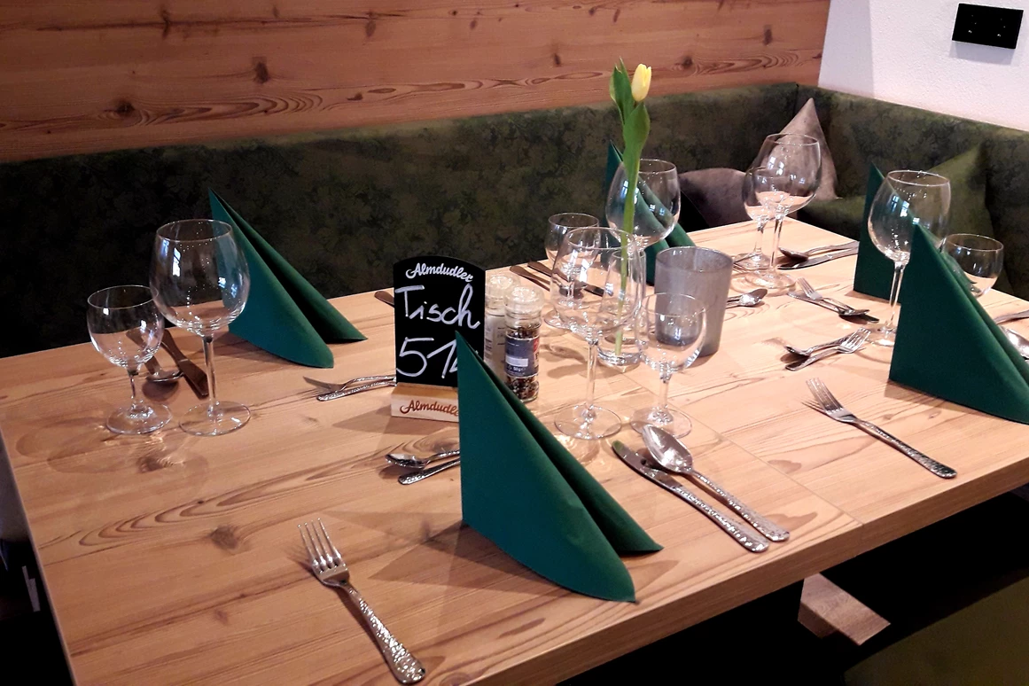 Urlaub-mit-Hund: Restauranttisch im Stüberl - Seehotel Moldan