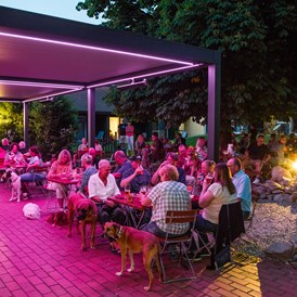 Urlaub-mit-Hund: Abendstimmung auf der Terrasse - Seehotel Moldan