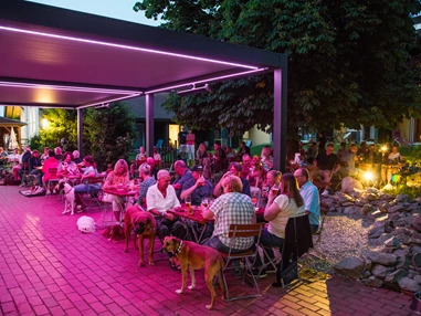 Urlaub-mit-Hund: Abendstimmung auf der Terrasse - Seehotel Moldan