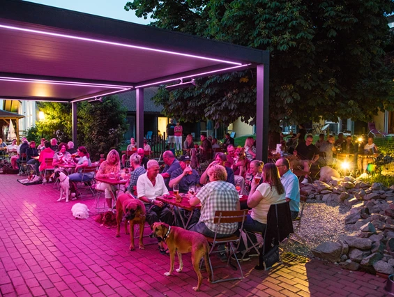 Urlaub-mit-Hund: Abendstimmung auf der Terrasse - Seehotel Moldan