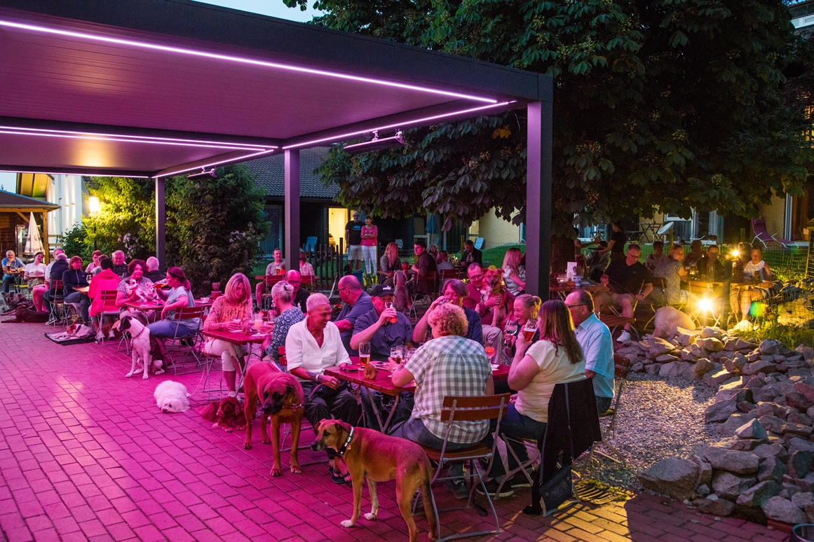 Urlaub-mit-Hund: Abendstimmung auf der Terrasse - Seehotel Moldan